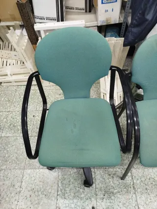 Sillas de oficina verdes y negras