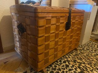 Baúl de mimbre y madera