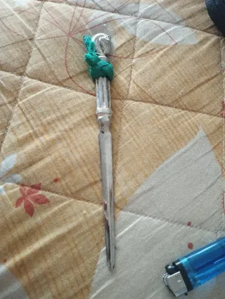 Abrecartas antiguo con adorno de caballo