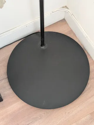 Lámpara de pie SKAFTET metal negro