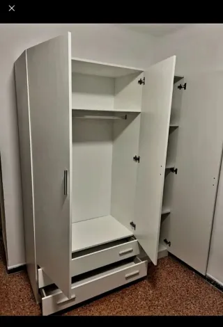 Armarios de madera color beige y marrón