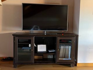 Mueble TV madera oscura con puertas de cristal