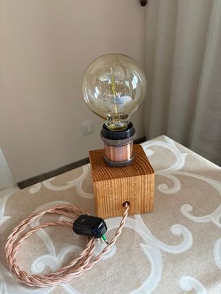 Lampada in legno con lampadina di design