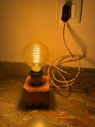 Lampada in legno con lampadina di design