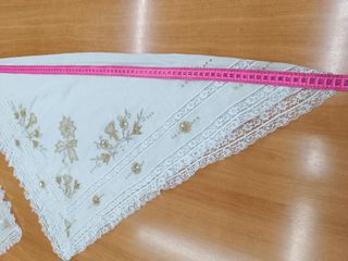 Manteleta bebé batista blanca bord. oro y puntilla