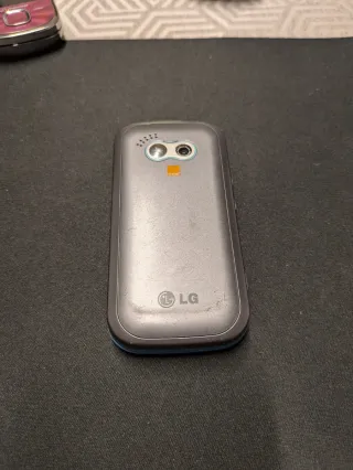 Móvil LG KS360 con cascos y cargador