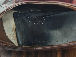 Zapatos de vestir piel burdeos con alza.