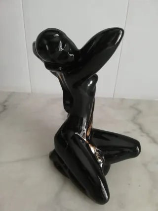 Figura cerámica mujer negra