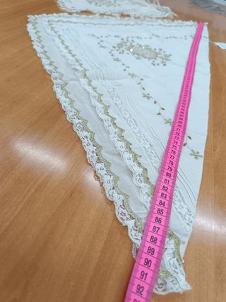 Manteleta bebé batista beige bord. oro y puntilla