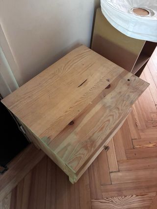 Mesita de noche de madera con cajón