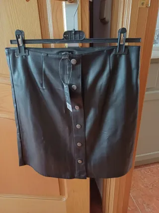 Falda negra efecto piel botones