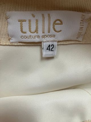 Abito da sposa beige con fiori bianchi