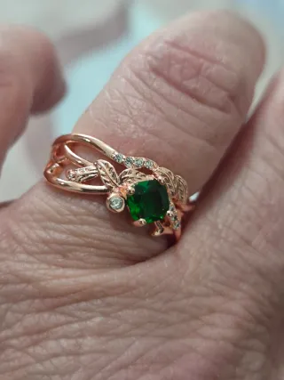 Anillo oro rosa con piedra verde