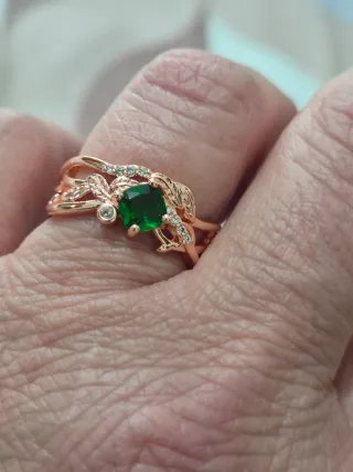 Anillo oro rosa con piedra verde