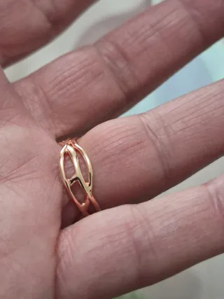 Anillo oro rosa con piedra verde