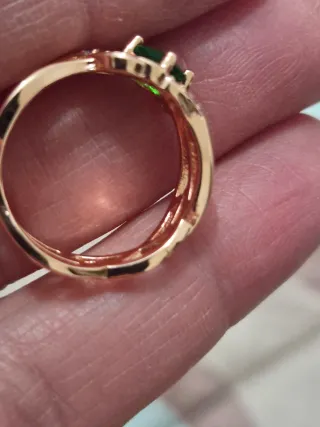Anillo oro rosa con piedra verde