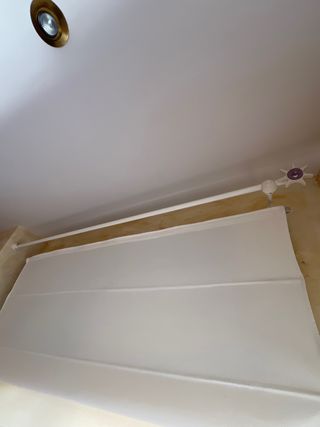 Barra de cortina de madera blanca