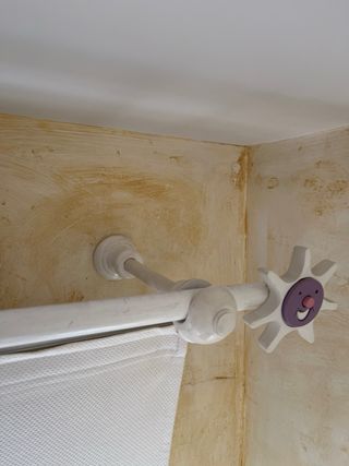 Barra de cortina de madera blanca