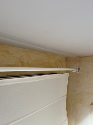 Barra de cortina de madera blanca