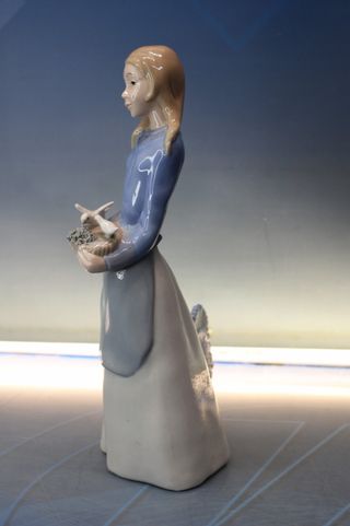 Porcelana Ramón Inglés: Figura de muchacha con aves. Brillo. Años 70.