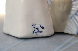 Porcelana Ramón Inglés: Figura de muchacha con aves. Brillo. Años 70.