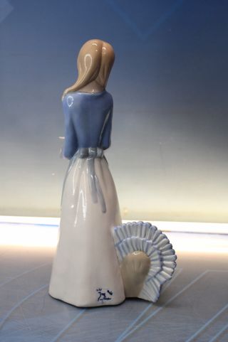 Porcelana Ramón Inglés: Figura de muchacha con aves. Brillo. Años 70.