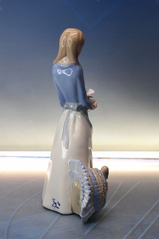 Porcelana Ramón Inglés: Figura de muchacha con aves. Brillo. Años 70.