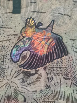 Camiseta gris con estampado multicolor