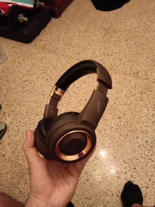 Cascos Stronic inalámbricos marrones y dorados