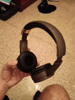 Cascos Stronic inalámbricos marrones y dorados