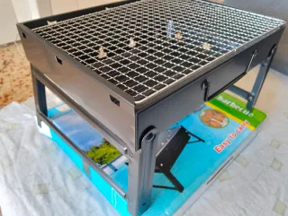 Parrilla metálica negra plegable.