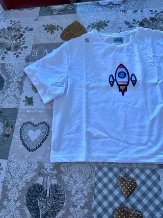 Camiseta juvenil cohete espacial