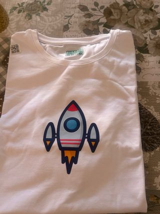 Camiseta juvenil cohete espacial