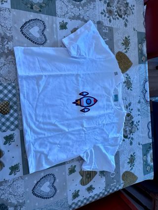 Camiseta juvenil cohete espacial