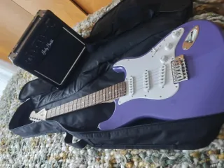 Guitarra Eléctrica Squier Sonic Ultravioleta