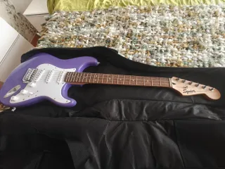 Guitarra Eléctrica Squier Sonic Ultravioleta