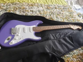 Guitarra Eléctrica Squier Sonic Ultravioleta