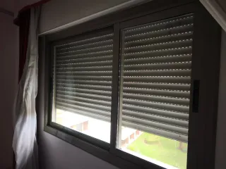 Ventana corredera con persiana
