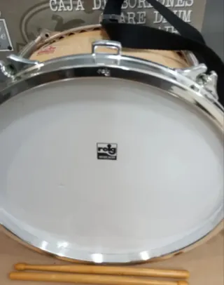 Tambor Reig Parade Drums con baquetas