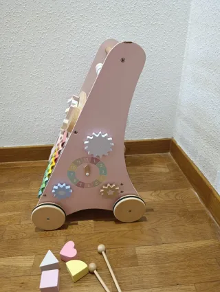 Correpasillos de madera con actividades