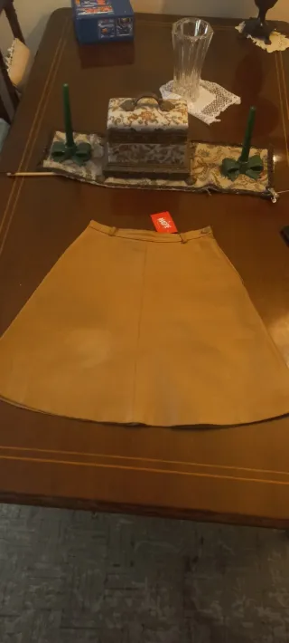 Falda acampanada  piel.color mostaza. Sin uso,