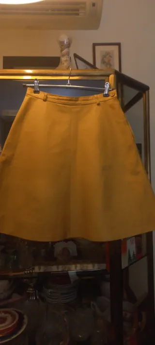 Falda acampanada  piel.color mostaza. Sin uso,