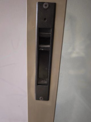 Puerta corredera de cristal y persiana con motor