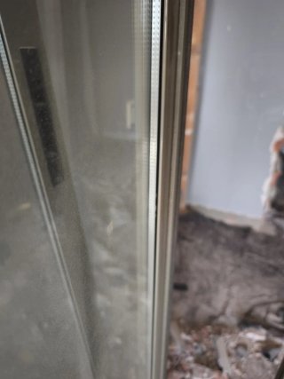 Puerta corredera de cristal y persiana con motor