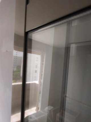 Puerta corredera de cristal y persiana con motor