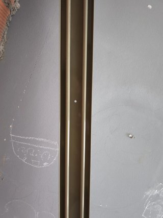 Puerta corredera de cristal y persiana con motor