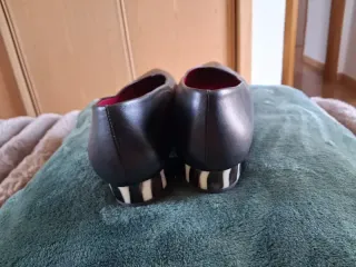 Zapatos de salón negros de piel basucos clasicos
