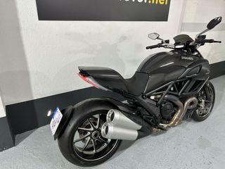 DUCATI DIAVEL CARBÓN