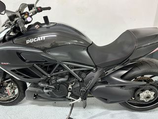 DUCATI DIAVEL CARBÓN