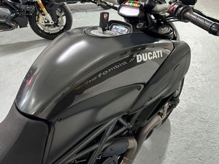 DUCATI DIAVEL CARBÓN